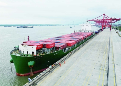 南京港成功靠泊最大内贸集装箱船 "江远集2"轮，为客户带来全新物流履历