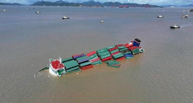 宁波突发两船相撞部门集装箱散落在江面上