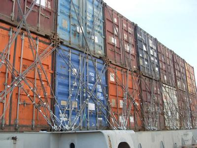 22层楼高的海运集装箱船风浪中高耸不倒是什么原因？